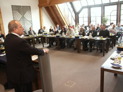 Otto-Werner Schade stellte sich der Diskussion mit den zahlreichen Handwerkern und interessierten Besuchern beim handwerkspolitischen Frühstück der HwK Koblenz und beantwortete alle Fragen zu Arbeitsmarkt & Co. 