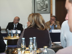 Otto-Werner Schade (links) im Podium mit HwK-Hauptgeschäftsführer Dr. h.c. Karl-Jürgen Wilbert.