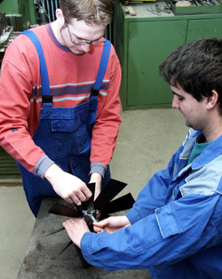 Die beiden Feinwerkmechaniker Florian Klöckner aus Weißenthurm und Martin Nechterschen aus Sinzig (v.l., hier während einer Projektarbeit) sind mit ihrer Ausbildung zum „Betriebsassistent im Handwerk“ ihrem Ziel, der Meisterprüfung, einen wichtigen Schritt näher gekommen.