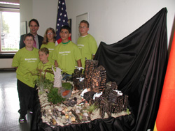 Der Kulturattaché der amerikanischen Botschaft in Berlin, Richard Aker (h.l.), nahm die Projektarbeit der Schüler aus Betzdorf entgegen.