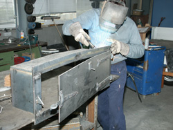 Echtes Hand-Werk ist die Herstellung der Türen für die Holzbacköfen.