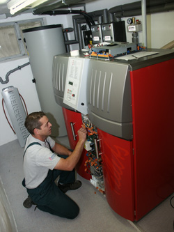 Roger Kremer arbeitet am „Gehirn“, der komplexen Steuerung  einer modernen Solar-Pellet-Heizung.