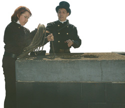 „Noch sind Mädchen eher untypisch für unseren Beruf“, so Mike Wintermeyer, die bei Rudolf Kirchem das Schornsteinfegerhandwerk erlernt.