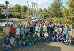 63 Jungschweißer aus 14 DVS-Landesverbänden stellten sich in der Schweißtechnischen Lehranstalt der HwK Koblenz dem Wettbewerb. Mit Professor Dr. Helmut Pütz als Schirmherrn in der Mitte versammelten sie sich zum Gruppenbild vor dem HwK-Metall- und Technologiezentrum