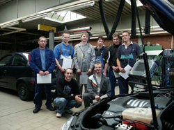 Sieger Heinrich Unruh (Bildmitte stehend) setzte sich in einem spannenden Wettbewerb gegen die 7 Mitbewerber durch. 