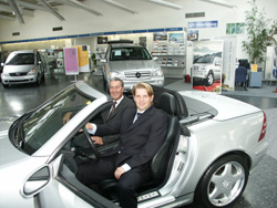 Robert Grün  und einer der beiden KBM-Firmenlenker, Christoph Jolas (rechts). 50 Jahre arbeitete der 66-Jährige im Unternehmen. Auch heute packt er mit an, wenn er gebraucht wird. 