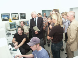 Zum Meinungsaustausch gingen Mitglieder des Wirtschafts-förderungsausschusses der Stadt Koblenz und des Stadtrates unter Leitung von Oberbürgermeister Dr. Eberhard Schulte-Wissermann direkt in Koblenzer Handwerksunternehmen (Elektro Pretz, Dentallabor Lubberich und Foto Gauls; v.l.n.r.). Auch HwK-Präsident Karl-Heinz Scherhag brachte sich in die Gespräche zwischen Politik und Handwerk mit ein.