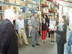 Zum Meinungsaustausch gingen Mitglieder des Wirtschaftsförderungsausschusses der Stadt Koblenz und des Stadtrates unter Leitung von Oberbürgermeister Dr. Eberhard Schulte-Wissermann direkt in Koblenzer Handwerksunternehmen (Elektro Pretz, Dentallabor Lubberich und Foto Gauls; v.l.n.r.). Auch HwK-Präsident Karl-Heinz Scherhag brachte sich in die Gespräche zwischen Politik und Handwerk mit ein.