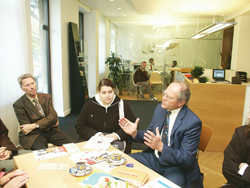 Auch Walter Strutz, Staatssekretär im rheinland-pfälzischen Wirtschaftsministerium (rechts), und Walter Scherhag von der Landwirtschaftskammer kamen ins HwK-City-Büro, um sich vor Ort Informationen aus erster Hand von den Jugendlichen zu holen.
