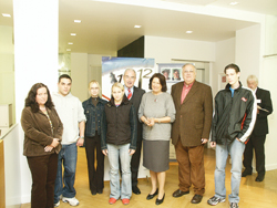 Der rheinland-pfälzische Finanzminister Gernot Mittler im Gespräch mit jungen Ausbildungsplatzsuchenden, die während des Aktionstages auch von Mitarbeitern der Agentur für Arbeit, im Bild Gisela Köppen (3.v.r.), beraten wurden.