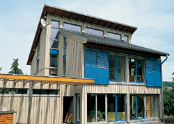 In der Neuwieder Halle wetterunabhängig vorbereitet, kann der Hausbau schnell realisiert werden. Dabei werden ganz individuelle Kundenwünsche umgesetzt.