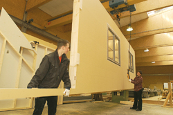 In der Neuwieder Halle wetterunabhängig vorbereitet, kann der Hausbau schnell realisiert werden. Dabei werden ganz individuelle Kundenwünsche umgesetzt.