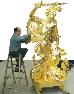 Vier Wochen Arbeit  mit Gold: Blatt für Blatt hat Se-bastian Hoppen mit feinstem Pinsel das hauchdünne Edelmetall aufgetragen.