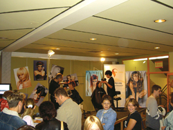 Starker Andrang herrschte auch bei den Friseuren, die nicht nur handwerklich überzeugten, sondern auch wertvolle Tipps für den Berufseinstieg bereit hielten.