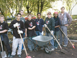 Packten freiweillig 72 Stunden lang an: HwK-Ausbildungsmeister Martin Gilles und Schüler der Overbergschule in Koblenz beim Bau ihrer Bühne.