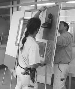 14 junge Maler und La-ckierer haben sich aktuell mit Spitzenleistungen den Meisterbrief erarbeitet.