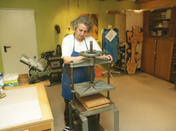 Vom Blatt Papier bis zum fertigen Buch bietet Claudia Theuer-Grings alles aus einer Hand.