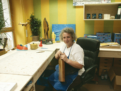 Mit ihrem Konzept der „offenen Werkstatt“, in der Kunden bei der Arbeit zusehen können, und individueller Produktgestaltung steuert Theuer-Grings mit dem Buchbinderhandwerk in eine sichere Zukunft.