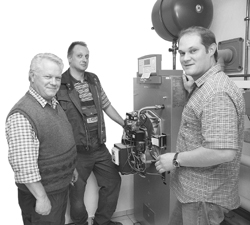 Sind seit vielen Jahren ein Team: Vater Ferdinand und Sohn Peter Schöneberg und in ihrer Mitte Ralf Buhl.