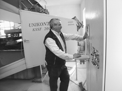 „Hart wie Stein“ und „butterweich“ sind Formulierungen, die im Unternehmen der Brüder Merfels verbunden werden. Ohne den Einsatz modernster Säge- und Fräsmaschinen ist das Stein bearbeitende Handwerk längst nicht mehr denkbar, doch das Feeling der menschlichen Hand ersetzen sie nicht.