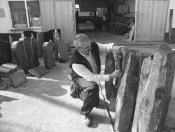 „Hart wie Stein“ und „butterweich“ sind Formulierungen, die im Unternehmen der Brüder Merfels verbunden werden. Ohne den Einsatz modernster Säge- und Fräsmaschinen ist das Stein bearbeitende Handwerk längst nicht mehr denkbar, doch das Feeling der menschlichen Hand ersetzen sie nicht.