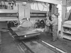 Individuelle Handarbeit ist bei der Arbeit von Steinmetzmeister Grahs genauso wichtig wie der Einsatz von Hightech, so im CNC-Bereich.