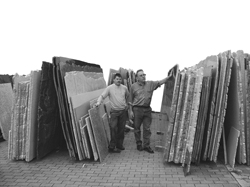 Jeder Stein ist anders: Willibald Grahs (rechts) und sein Nachfolger Jürgen Daheim haben immer das richtige Material auf Lager.