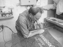 Individuelle Handarbeit ist bei der Arbeit von Steinmetzmeister Grahs genauso wichtig wie der Einsatz von Hightech, so im CNC-Bereich.
