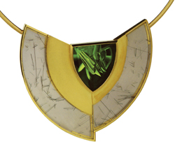 Halsschmuck „Left & Right“: Den Bergkristall mit Turmalin in Gold gefasst brachte Jutta Munsteiner in seine endgültige Form.