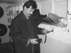 Mit speziellem Messgerät „horcht“ Dachdeckermeister Herbert Gärtner nach Feuchtigkeit in der Wand.