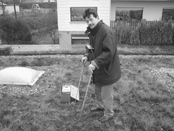 Kein nordisch Walking auf dem Garagendach: Gerade bei Flachdächern kann es schnell zum Wasserstau kommen, den der Fachmann messen kann.