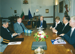 Auf Einladung des bulgarischen Ministerpräsidenten trafen sich Minister Hans-Artur Bauckhage (links) und HwK-Hauptgeschäftsführer Dr. h.c. Karl-Jürgen Wilbert, Honorarkonsul von Bulgarien (rechts) mit Simeon Sachsencoburggotzki in Sofia.