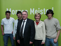 Steinmetzfamilie Hergenhahn: Senior Karl (vorne) mit Sohn Karl-Josef (links daneben) und Tochter Christina sowie den Enkeln Niklas (rechts) und Sören.