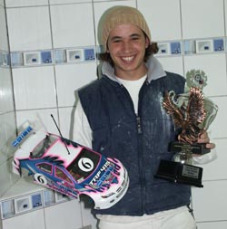 Voll in seinem Element: Stuckateurlehrling Marc Reinard mit dem Wagen, der ihn zum ersten WM-Titel brachte. 