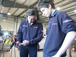 Rennsport und Ausbildung unter einem Dach: Kfz-Meis-ter Tom Daub (links) mit Lehrling Dominic Scheib. 