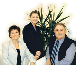 Ein Familienbetrieb, der Trauerarbeit zu seinem Inhalt gemacht hat: Juliane, Bianca und Peter Kolling (v.l.) konzentrieren sich auf das Spezialgebiet der Thanatologie im Bestatterhandwerk.