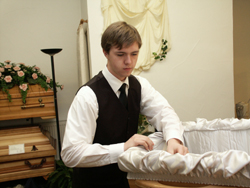 Daniel Hies erlernt den Bestatterberuf, der gleichermaßen handwerkliches Geschick und Fingerspitzengefühl im Umgang mit Angehörigen verlangt.