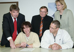 Gemeinsam am Erfolg in der Selbstständigkeit gebaut: Bernd Hammes (HwK Koblenz), Elmar Reckenthäler (Agentur für Arbeit Mayen, hinten v.l.), Michaela Klöckner und Ralf Käther.