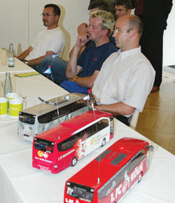 Heinz Heymann (rechts) mit Modellen der „Fuß-ball-Busse“, die das Unternehmen lackiert, auf der HwK-Pressekonferenz zum „Meisterschuss!“  