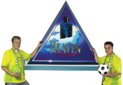 Michael (l.) und Olaf Knuf vor dem Meisterstück des jüngeren Bruders.