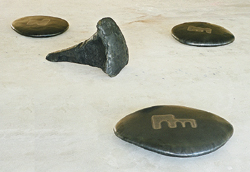 Die plastischen Arbeiten von Jochen Brandt leben von ihrer elementaren Kraft und Spannung. Raumgreifende Installationen schaffen in ihrer Komplexität neue Sehweisen.