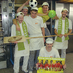 Die „Teufelskerle“ aus Neuwied haben sichtlich Freude an ihrem Beruf und am Fußball.