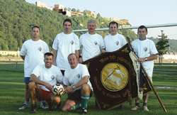 Obermeister Werner Seul (r.) brachte zum offiziellen Mannschaftsfoto die 1951 geweihte Fahne des Koblenzer Metzger-Gesellen-Vereins von 1893 mit.