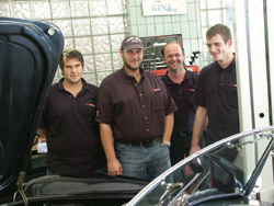 Kfz-Mechanikermeister Armin Ströder (2.v.r.), Kfz-Elektrikermeister Oliver Wickert (2.v.l.) und die Lehrlinge Benjamin Baldus und Daniel Weymer (r.).