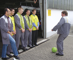 Spezielles Training am offenen Werkstatttor: Zwischen Serviceleiter Saeid Dadrass (l.) und Geschäftsführer Patrik Fröhlich (r.) geht kein Ball durch.