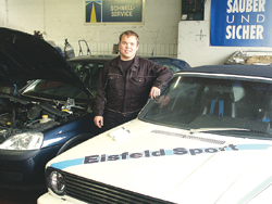 Kfz-Meister Anatoli Eisfeld betreibt in Büchel eine freie Werkstatt.