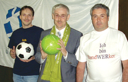 Hauptgeschäftsführer Karlheinz Gaschler (M.) und seine Mitarbeiter sind beim Meisterschuss dabei.