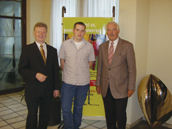 HwK-Präsident Karl-Heinz Scherhag (rechts) und Ehrenkreishandwerksmeister Werner Wittlich, MdB, mit Tischler-Weltmeister Stefan Treude.