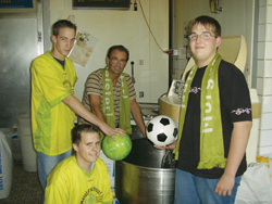 „Große Siegeschancen rechnen wir uns nicht aus“, so die Truppe um Bäckermeister Dirk Müller (Mitte), bei der der Spaß im Vordergrund steht.