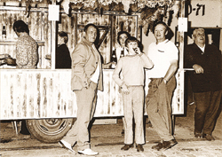 Den mobilen Weinverkaufsstand hatte Alfred Weimar (2.v.r.) - dahinter seine Frau Johanna - Anfang der 1970er Jahre gebaut. Die Windesheimer Winzer boten darin auf dem Dorfplatz ihre Weine an.